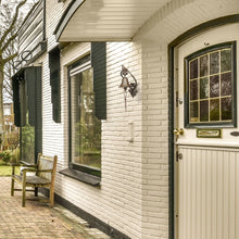 Lade das Bild in den Galerie-Viewer, Antike Türglocke aus Gusseisen mit Ornamenten und Vögelchen