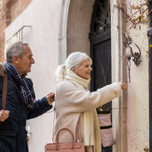 Lade das Bild in den Galerie-Viewer, Antike Türglocke aus Gusseisen mit Ornamenten und Vögelchen