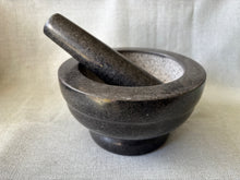Lade das Bild in den Galerie-Viewer, XL Granit Mörser mit Stössel 17cm dunkelgrau