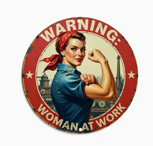 Lade das Bild in den Galerie-Viewer, Schild Vintage "Warning Womant at work" Jam-Factory.ch
