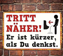 Lade das Bild in den Galerie-Viewer, Schild "Tritt näher! Er ist kürzer als du denkst" Jam-Factory.ch
