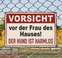 Lade das Bild in den Galerie-Viewer, Schild "Vorsicht vor der Frau des Hauses. Der Hund ist harmlos" Jam-Factory.ch
