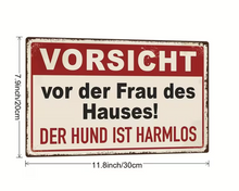 Lade das Bild in den Galerie-Viewer, Schild "Vorsicht vor der Frau des Hauses. Der Hund ist harmlos" Jam-Factory.ch
